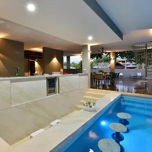 https://the-port-douglas-beach-house.queenslandhotels.net